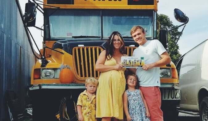 Beeindruckende Bilder einer Familie und eines Busses, der zu einem Haus für Kinder umgebaut wurde