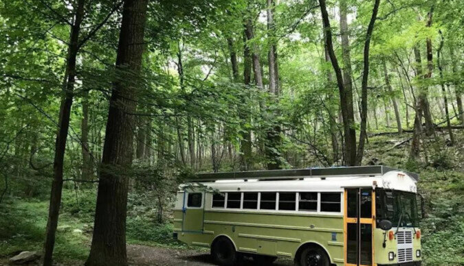 Das Paar hat einen alten Bus in ein Haus umgebaut, in dem alles perfekt ist, vor allem die Küche