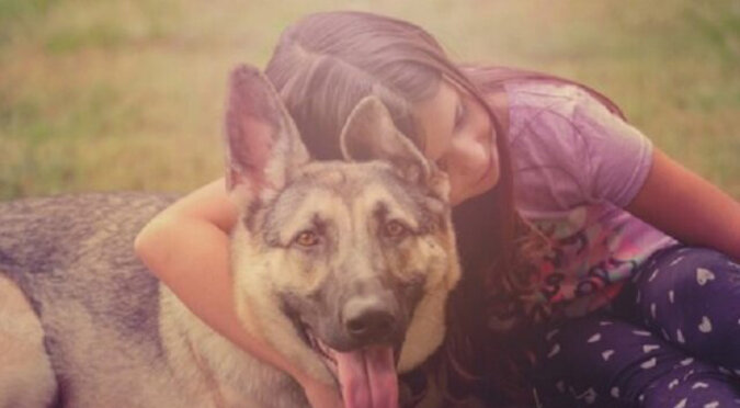 Das Mädchen und der Hund waren gleich alt, aber die Räuber wussten das nicht