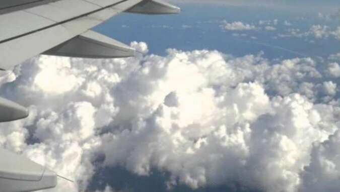 Passagiere des Flugzeugs fotografierten einen Mann, der durch die Wolken ging