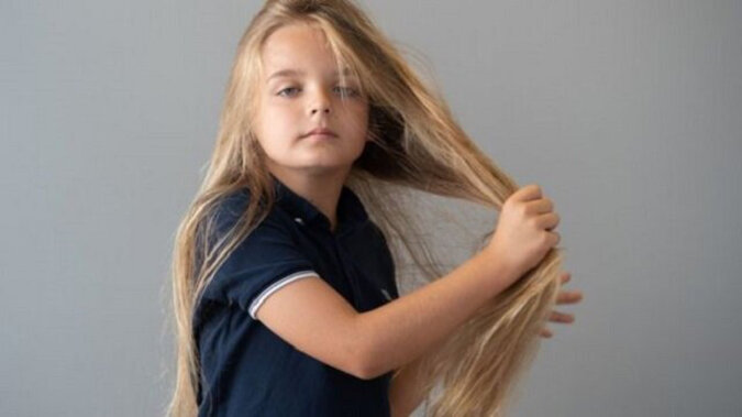 Ein neunjähriger Junge hat sich zum ersten Mal in seinem Leben die Haare geschnitten. Wie er jetzt aussieht