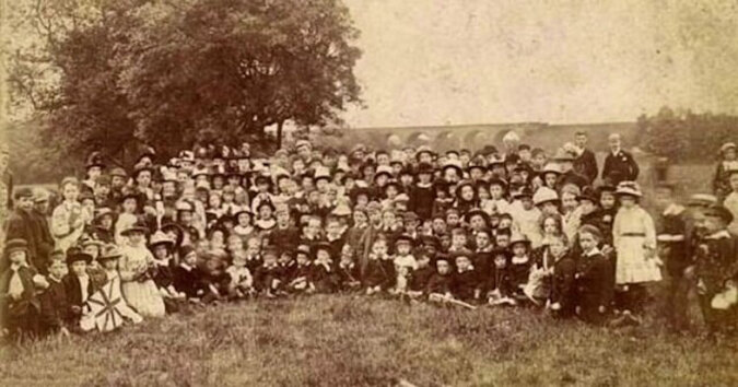 Auf diesem Foto sehen wir 1 Mutter und 69 ihrer Kinder. Sie brachte sie 76 Jahre lang hintereinander zur Welt